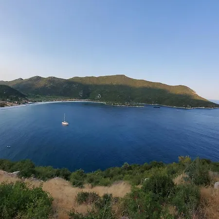 Stone House In A Quiet Landscape, 別荘 Leonídion