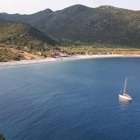 Stone House In A Quiet Landscape, 度假居 利昂尼迪翁