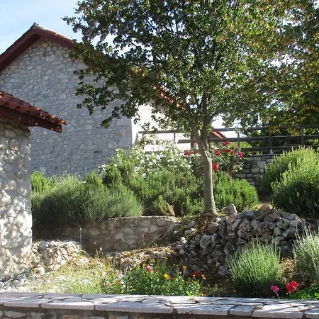 Stone House In A Quiet Landscape, Feriehus Leonídion