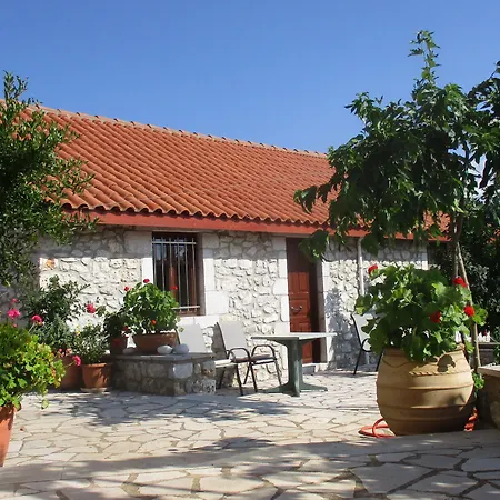 Stone House In A Quiet Landscape, Nyaraló Leonídio