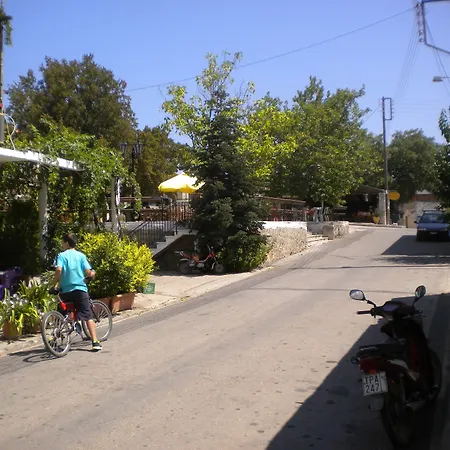 度假居 Stone House In A Quiet Landscape, 利昂尼迪翁