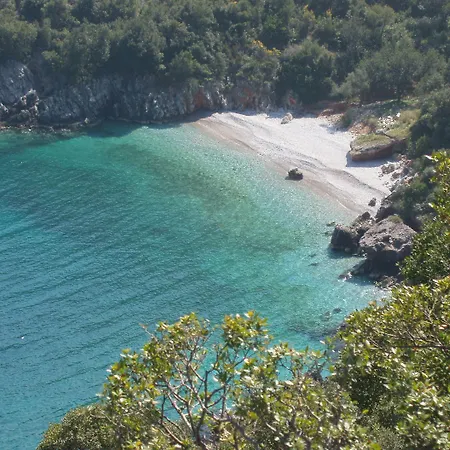 Stone House In A Quiet Landscape, 度假居