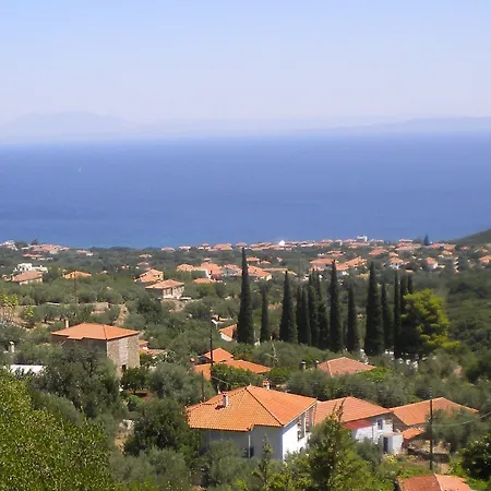 Stone House In A Quiet Landscape, 度假居 利昂尼迪翁