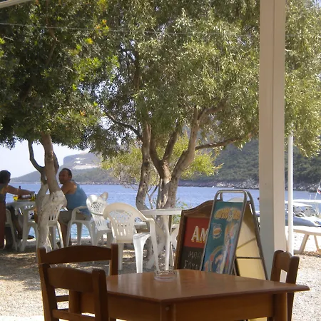 Stone House In A Quiet Landscape, 度假居 利昂尼迪翁