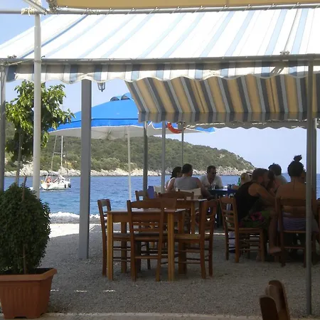 Stone House In A Quiet Landscape, 度假居 利昂尼迪翁