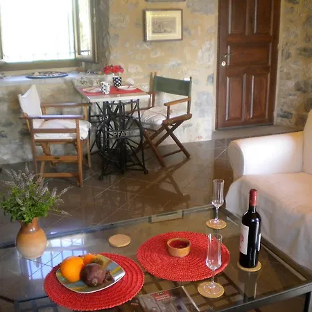 Stone House In A Quiet Landscape, 度假居 *