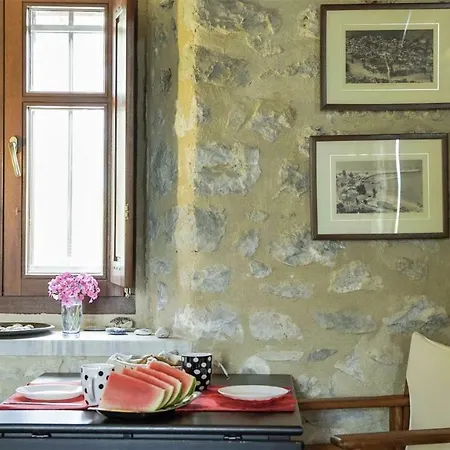 Stone House In A Quiet Landscape, Σπίτι διακοπών