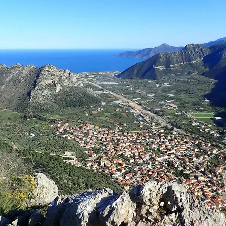 Stone House In A Quiet Landscape, 度假居 利昂尼迪翁