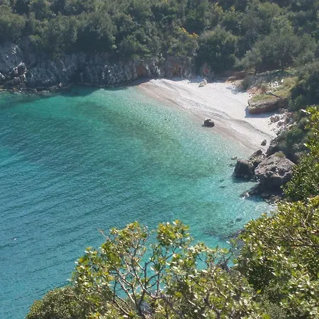 度假居 Stone House In A Quiet Landscape, *