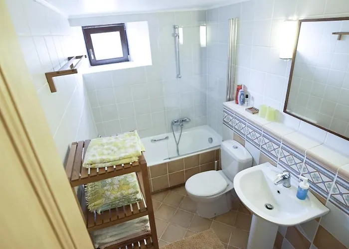 Stone House In A Quiet Landscape, Nyaraló