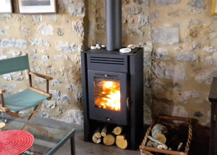 Nyaraló Stone House In A Quiet Landscape,