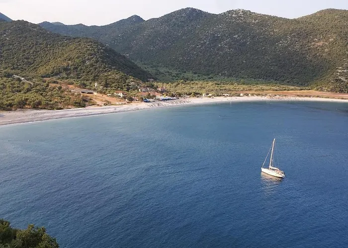 Stone House In A Quiet Landscape, Nyaraló Leonídio