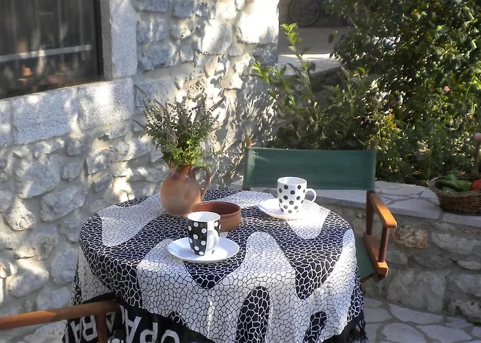 Nyaraló Stone House In A Quiet Landscape, Leonídio