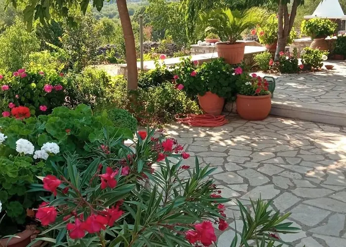 Stone House In A Quiet Landscape, Casa vacanze Leonídion