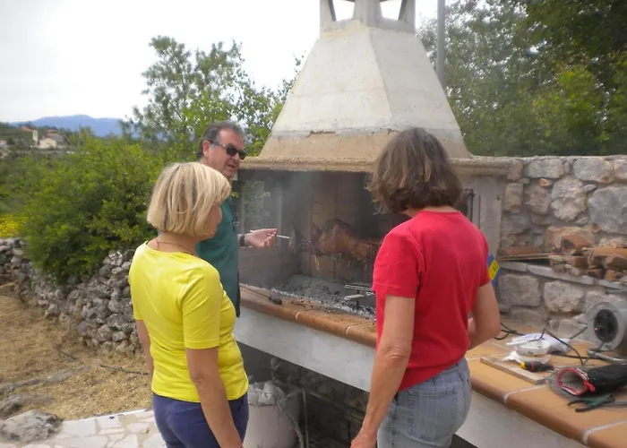 Stone House In A Quiet Landscape, Nyaraló