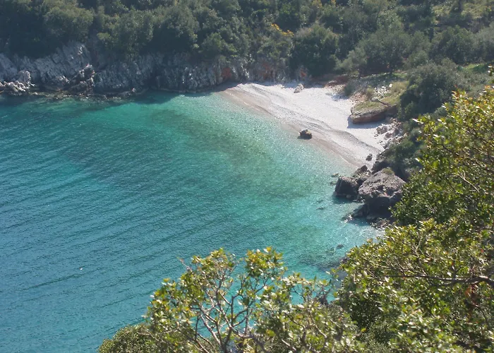 Stone House In A Quiet Landscape, Nyaraló