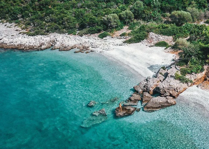 Stone House In A Quiet Landscape, Nyaraló *
