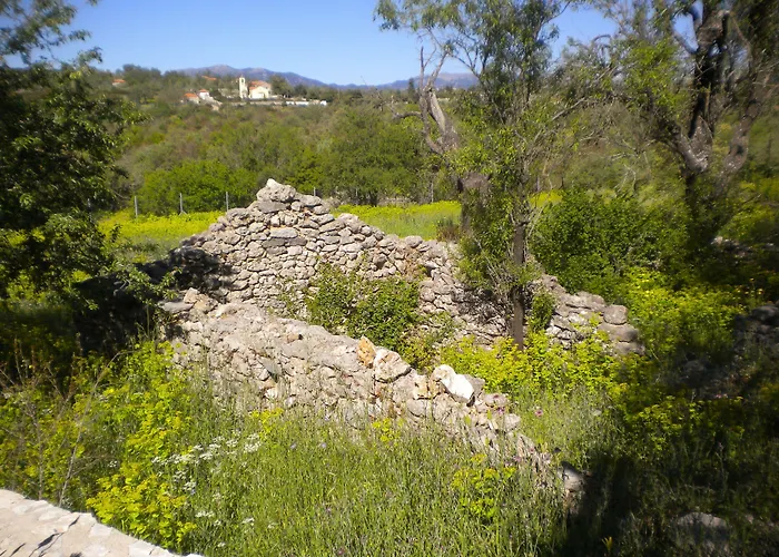 Nyaraló Stone House In A Quiet Landscape, Leonídio