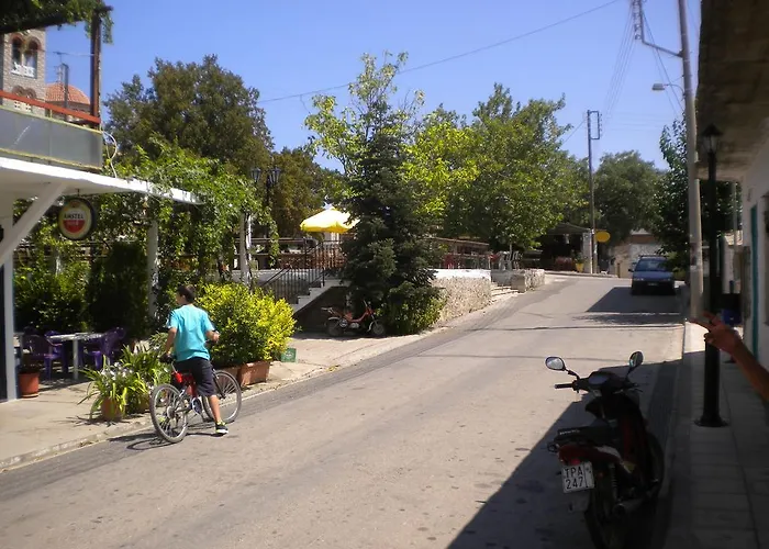 Stone House In A Quiet Landscape, Nyaraló Leonídio