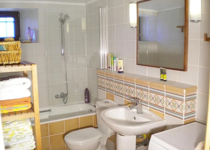 Stone House In A Quiet Landscape, Nyaraló *