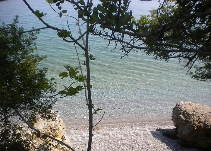 Stone House In A Quiet Landscape, Nyaraló Leonídio