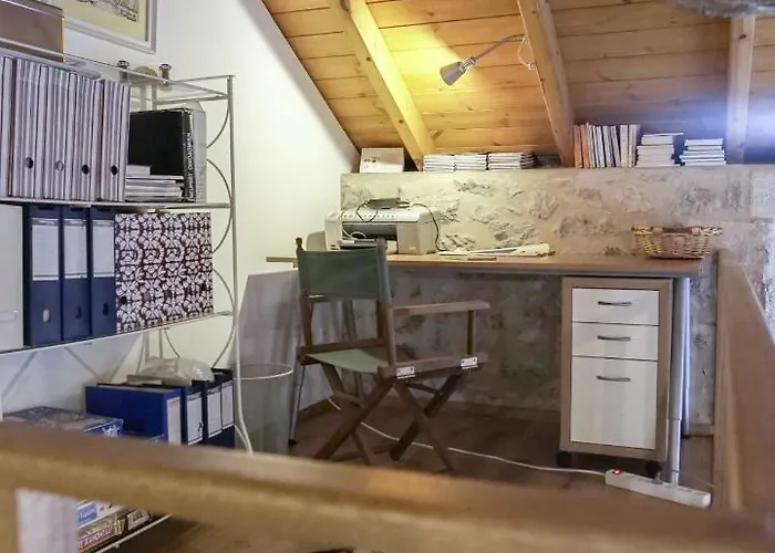 Stone House In A Quiet Landscape, Casa vacanze Leonídion