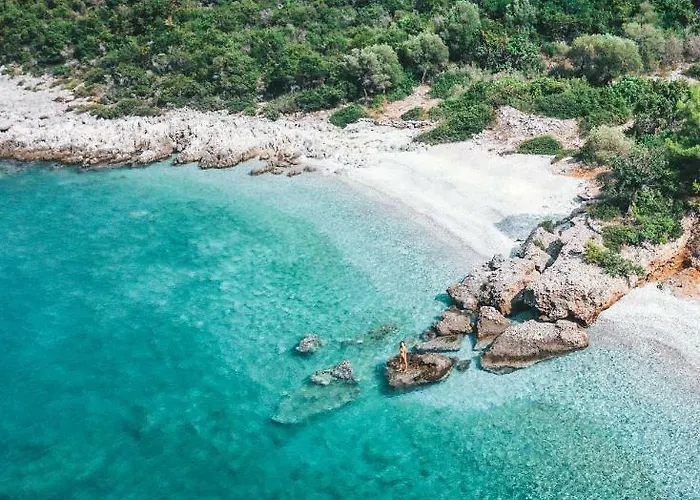 Stone House In A Quiet Landscape, Nyaraló Leonídio